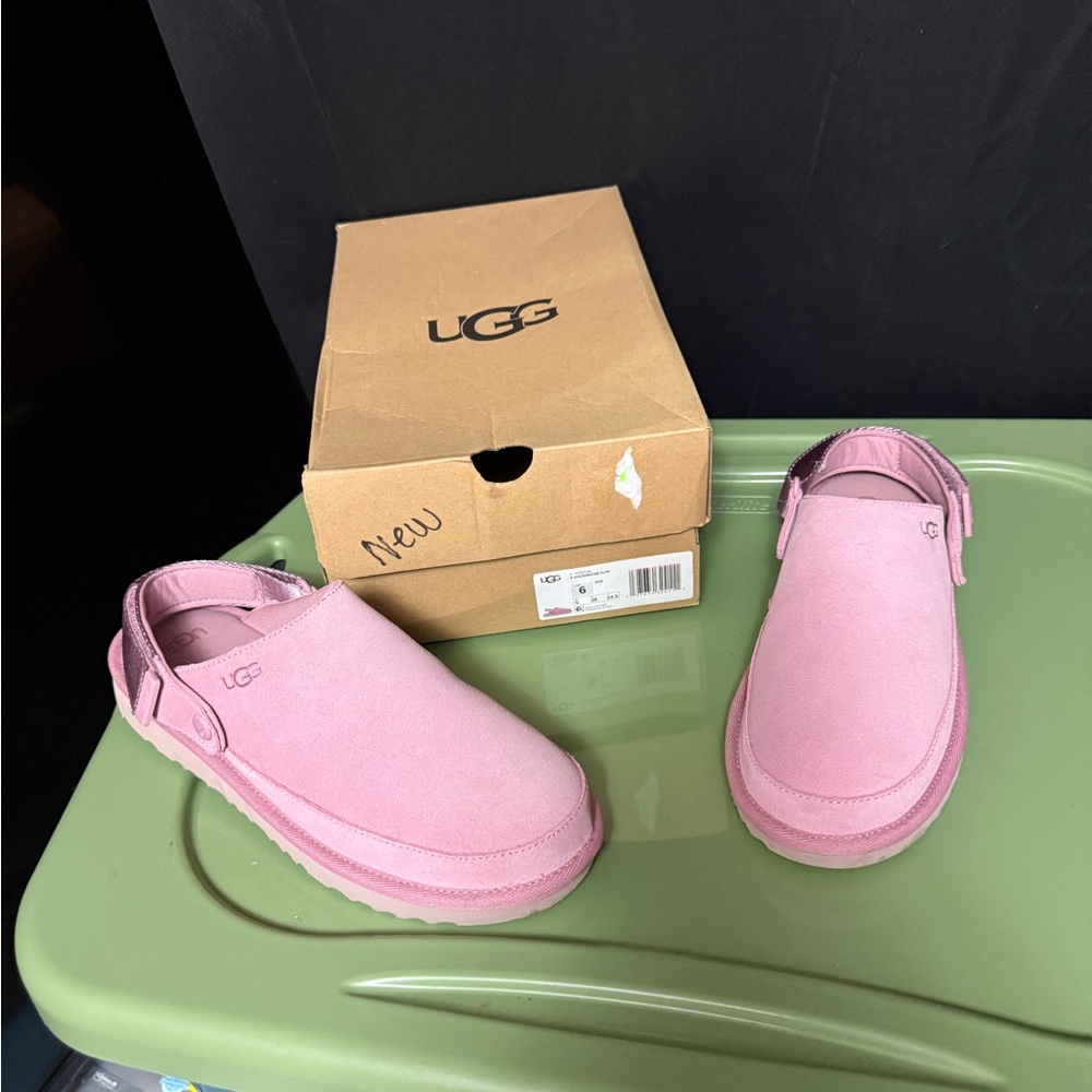 UGG ladies size UGG 6 worn one time in house